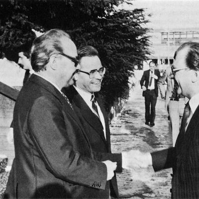 Am 25. Januar 1980 besucht Ministerprsident Spth den Landkreis. Er wird hier von OB Dr. Gebauer (v. links) und Landrat Dr. Gutknecht in VS-Villingen begrt.