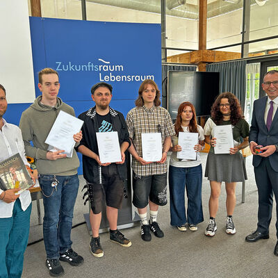 In feierlichem Rahmen �berreichte Landrat Sven Hinterseh den Preis f�r besonderes Engagement an Sch�lerinnen und Sch�ler von Schulen in Tr�gerschaft des Landkreises.