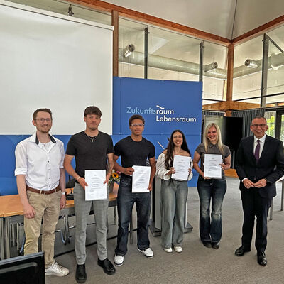 In feierlichem Rahmen �berreichte Landrat Sven Hinterseh den Preis f�r besonderes Engagement an Sch�lerinnen und Sch�ler von Schulen in Tr�gerschaft des Landkreises.