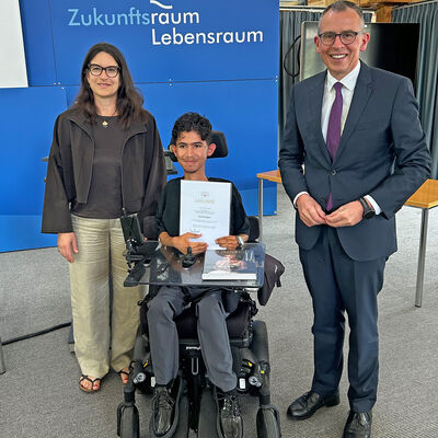 In feierlichem Rahmen �berreichte Landrat Sven Hinterseh den Preis f�r besonderes Engagement an Sch�lerinnen und Sch�ler von Schulen in Tr�gerschaft des Landkreises.