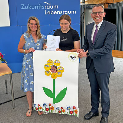 In feierlichem Rahmen �berreichte Landrat Sven Hinterseh den Preis f�r besonderes Engagement an Sch�lerinnen und Sch�ler von Schulen in Tr�gerschaft des Landkreises.