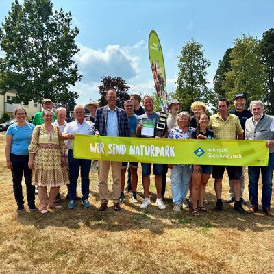 Die Sieger der Wiesenmeisterschaft 2026 wurden jetzt beim Naturparkmarkt in M�nchweiler ausgezeichnet. Den ersten Platz der Naturpark-Wiesenmeisterschaft erreichte Stefan Lauble aus St. Georgen-Oberkirnach. Die weiteren Preistr�ger sind: Andreas Fischer (Schonach), Werner Fleig (Schonach), Hans Helmut Haas (Furtwangen), Rainer Rothmund (Blumberg-Achdorf) und Johannes Schw�rer (Br�unlingen). Die Landtagsabgeordneten Martina Braun und Andreas Braun, B�rgermeister Rudolf Fluck sowie der Leiter des Landwirtschaftsamtes des Landratsamtes Schwarzwald-Baar-Kreis freuten sich mit den Preistr�gern.