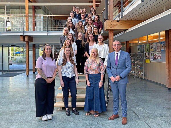 Landrat Sven Hinterseh, Patricia Ehret (Hauptamtsleiterin), Katrin Erat (Ausbildungsleitung) und Katrin Schenderlein (Bereich Ausbildung) begr��en die neuen Auszubildenden im Landratsamt Schwarzwald-Baar-Kreis. (� Landratsamt Schwarzwald-Baar-Kreis)