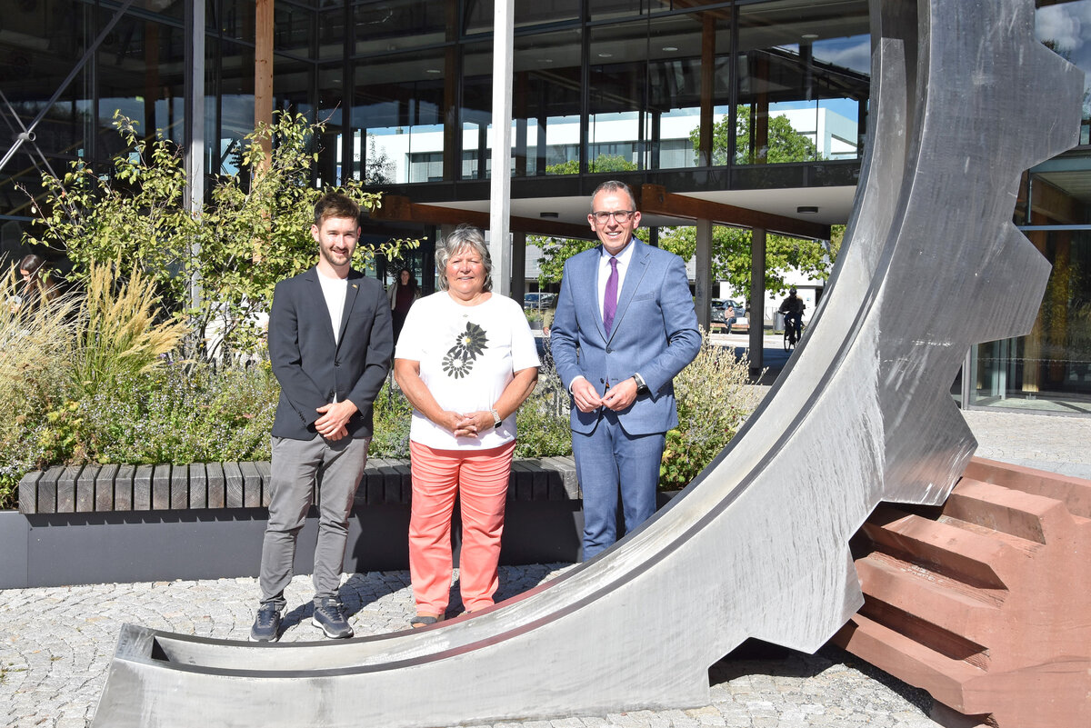 Zu Besuch im Landratsamt: Landrat Sven Hinterseh empf&auml;ngt die Landtagsabgeordneten Martina Braun und Jens Metzger