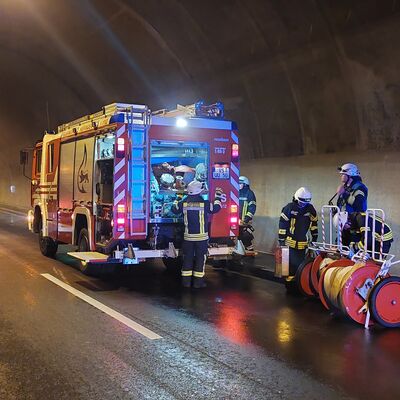 Der D�gginger Tunnel der Bundesstra�e B 31 - hier bei einer Feuerwehrprobe im Mai 2023 - wird am Dienstag, 22. September ab 17.30 Uhr vollst�ndig f�r den Verkehr gesperrt. Die Sperrung der beiden R�hren wird im Laufe der Nacht wieder aufgehoben.