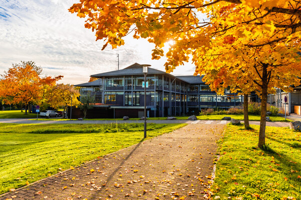 Landratsamt-Geb�ude im Herbst