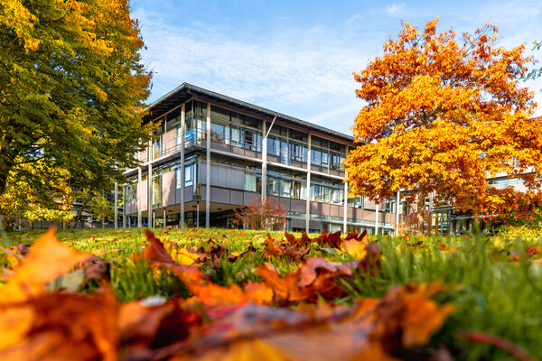 Landratsamt-Geb�ude im Herbst