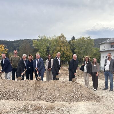v.l. B�rgermeister Martin Numberger, Stadt Geisingen, Landrat Stefan B�r, Landratsamt Tuttlingen, Landrat Sven Hinterseh, Landratsamt Schwarzwald-Baar-Kreis, Boris Schmid, Kaufm�nnischer Gesch�ftsf�hrer, Zweckverband Pflegeheim Haus Wartenberg, Torsten Fietze, Organisatorisch-pflegerischer Gesch�ftsf�hrer, Zweckverband Pflegeheim Haus Wartenberg sowie die Mitglieder der Verbandsversammlung und Mitglieder der Gesch�ftsleitung.