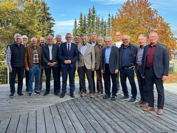 Landrat Sven Hinterseh begr��te jetzt im Landratsamt zum Austausch Landrat a. D. Karl Heim, den ehemaligen Ersten Landesbeamten Joachim Gwinner und ehemalige B�rgermeister. 
V. l.: Matthias Baumann (B�rgermeister a. D. Blumberg), Gerold L�ffler (B�rgermeister a. D. Unterkirnach), Otto Sieber (B�rgermeister a. D. Niedereschach), Josef Herdner (B�rgermeister a. D. Furtwangen), Erster Landesbeamter a. D. Joachim Gwinner, Klaus Martin (B�rgermeister a. D. Triberg), Landrat Sven Hinterseh, Rolf Breisacher (B�rgermeister a. D. G�tenbach), Landrat a. D. Karl Heim, Robert Strumberger (B�rgermeister a. D. V�hrenbach), Anton Knapp (B�rgermeister a. D. H�fingen), Bernhard Kaiser (Erster B�rgermeister a. D. Donaueschingen), J�rg Frey (B�rgermeister Schonach), Walter Klumpp (B�rgermeister a. D. Bad D�rrheim), Horst Ziegler (B�rgermeister a. D. K�nigsfeld) und J�rgen Guse (B�rgermeister a. D. Br�unlingen).