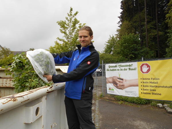 So geht's richtig: Gr�ngut immer ohne Plastik oder andere St�rstoffe entsorgen. Das Amt f�r Abfallwirtschaft weist jetzt darauf mit neuen Bannern an den Gr�ngutsammelstellen hin.