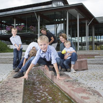 Familie vor dem Landratsamt
