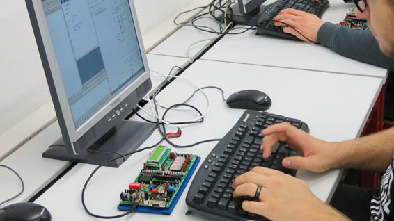 Informationstechnik: Ein Schüler programmiert einen Mikrocontroller.