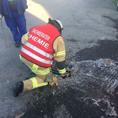 Der Fachberater Chemie trgt eine Weste mit dem entsprechenden Aufdruck.