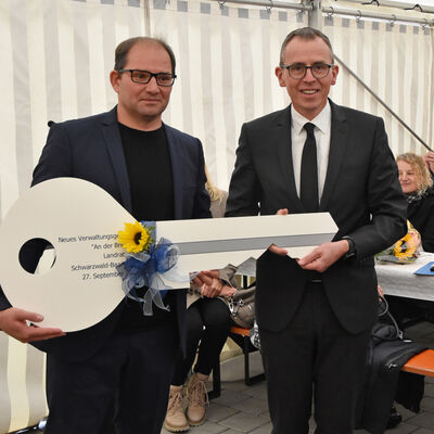 Schlsselbergabe: Architekt Andreas Fl und Landrat Sven Hinterseh