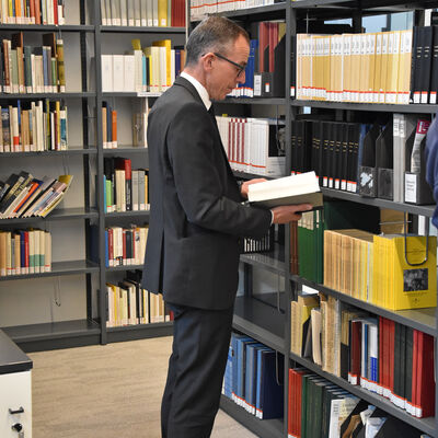 Rundführung im Verwaltungsgebäude "An der Brigach" -  Landrat Sven Hinterseh in der Bibliothek