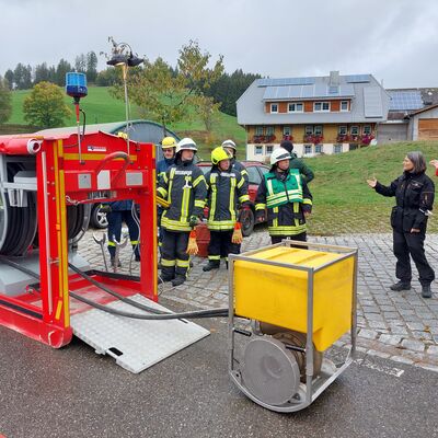 Regierungspräsidentin Bärbel Schäfer (Zweite von rechts) beobachtete die Katastrophenschutzübung an der Linachtalsperre. Unser Bild zeigt Feuerwehrleute beim Aufbau einer Wasserleitung.