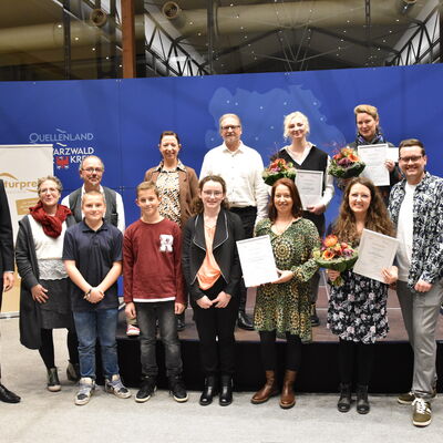 Anerkennungs- beziehungsweise Frderpreise mit jeweils 250 Euro gingen an Charlotte Berkenhagen aus VS-Schwenningen, Hannah Below aus Donaueschingen, die Theater AG der Grundschule Burgberg unter der Leitung von Petra Talazko sowie an die Projektgruppe des Theaterstcks ,,Koi Karpfen kuscheln nicht'' vertreten durch Dietmar Schlau aus Vhrenbach.
