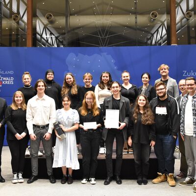 Die Theater AG des Gymnasiums am Deutenberg in VS-Schwenningen unter der Leitung von Dennis Scheu, erhielt den zweiten Preis beim Kulturpreis Schwarzwald-Baar 2022 mit 1.500 Euro.