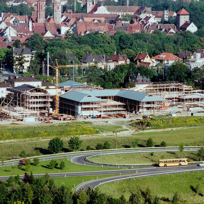 Nach langen Vorarbeiten beginnt am 4. April 1989 mit dem 1. Spatenstich durch Landrat Dr. Gutknecht der Bau des Landratsamtes auf dem Villinger Hoptbhl. Die Grundsatzentscheidung fiel am 26. April 1979, am 5. Dezember 1988 fasste der Kreistag den Baubeschluss.
19.853 Quadratmeter Flche werden im neuen Landratsamt geschaffen, 46 Mio. DM investiert. Zweieinhalb Jahre dauert die Bauphase.