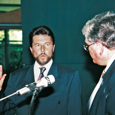 Vereidigung von Karl Heim am 31. Mai 1996 zum Landrat des Schwarzwald-Baar-Kreises, die Eidesformel nimmt Regierungsprsident Dr. Conrad Schroeder ab. 1950 in Bochingen, Kreis Rottweil, geboren, begann Karl Heim als 17-Jhriger seine Verwaltungslaufbahn. Der zweiten Staatsprfung mit Befhigung fr den hheren allgemeinen Verwaltungsdienst ging ein Referendariat beim Landratsamt Bblingen, dem Regierungsprsidium Stuttgart, im Innenministerium Baden-Wrttemberg sowie an der Hochschule fr Verwaltungswissenschaften in Speyer voraus. Mit Wirkung zum 1. Mai 1987 wechselt Karl Heim als Erster Landesbeamter und Stellvertreter des Landrates zum Landratsamt Zollernalbkreis in Balingen. Er tritt sein Amt im Schwarzwald-Baar-Kreis am 1. Juni 1996 an.