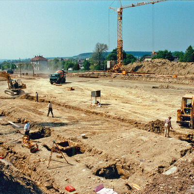 Nach langen Vorarbeiten beginnt am 4. April 1989 mit dem 1. Spatenstich durch Landrat Dr. Gutknecht der Bau des Landratsamtes auf dem Villinger Hoptbhl. Die Grundsatzentscheidung fiel am 26. April 1979, am 5. Dezember 1988 fasste der Kreistag den Baubeschluss.
19.853 Quadratmeter Flche werden im neuen Landratsamt geschaffen, 46 Mio. DM investiert. Zweieinhalb Jahre dauert die Bauphase.