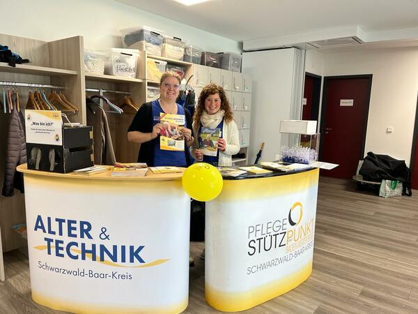 Maren Doser und Elena Heidinger prsentieren die Informationsbroschren Besser Wohnen im Alter und Alterszeit 