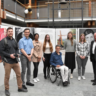 Zur Erffnung der Ausstellung Ein Teil von mir waren Studierende des Fachbereichs Angewandte Gesundheitswissenschaften der Hochschule Furtwangen mit ihrem Professor Peter Knig im Landratsamt VS-Villingen. Stephan Freude berichtete von seinen Erfahrungen. Die Ausstellung ist noch bis zum 23. Juni zu sehen.