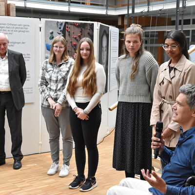 ur Erffnung der Ausstellung Ein Teil von mir waren Studierende des Fachbereichs Angewandte Gesundheitswissenschaften der Hochschule Furtwangen mit ihrem Professor Peter Knig im Landratsamt VS-Villingen. Stephan Freude berichtete von seinen Erfahrungen. Die Ausstellung ist noch bis zum 23. Juni zu sehen.