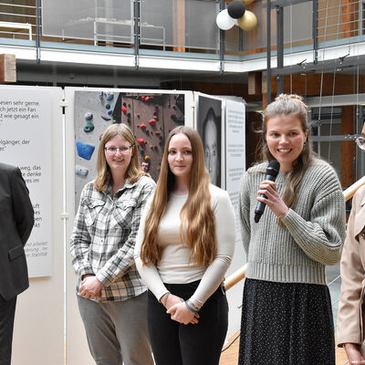 Zur Erffnung der Ausstellung Ein Teil von mir waren Studierende des Fachbereichs Angewandte Gesundheitswissenschaften der Hochschule Furtwangen mit ihrem Professor Peter Knig im Landratsamt VS-Villingen. Stephan Freude berichtete von seinen Erfahrungen. Die Ausstellung ist noch bis zum 23. Juni zu sehen.