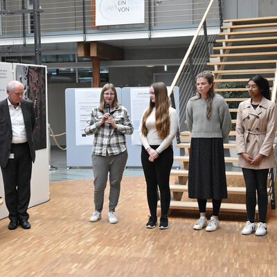 Zur Erffnung der Ausstellung Ein Teil von mir waren Studierende des Fachbereichs Angewandte Gesundheitswissenschaften der Hochschule Furtwangen mit ihrem Professor Peter Knig im Landratsamt VS-Villingen. Stephan Freude berichtete von seinen Erfahrungen. Die Ausstellung ist noch bis zum 23. Juni zu sehen.