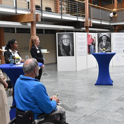 Zur Erffnung der Ausstellung Ein Teil von mir waren Studierende des Fachbereichs Angewandte Gesundheitswissenschaften der Hochschule Furtwangen mit ihrem Professor Peter Knig im Landratsamt VS-Villingen. Stephan Freude berichtete von seinen Erfahrungen. Die Ausstellung ist noch bis zum 23. Juni zu sehen.