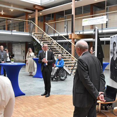 Zur Erffnung der Ausstellung Ein Teil von mir waren Studierende des Fachbereichs Angewandte Gesundheitswissenschaften der Hochschule Furtwangen mit ihrem Professor Peter Knig im Landratsamt VS-Villingen. Stephan Freude berichtete von seinen Erfahrungen. Die Ausstellung ist noch bis zum 23. Juni zu sehen.