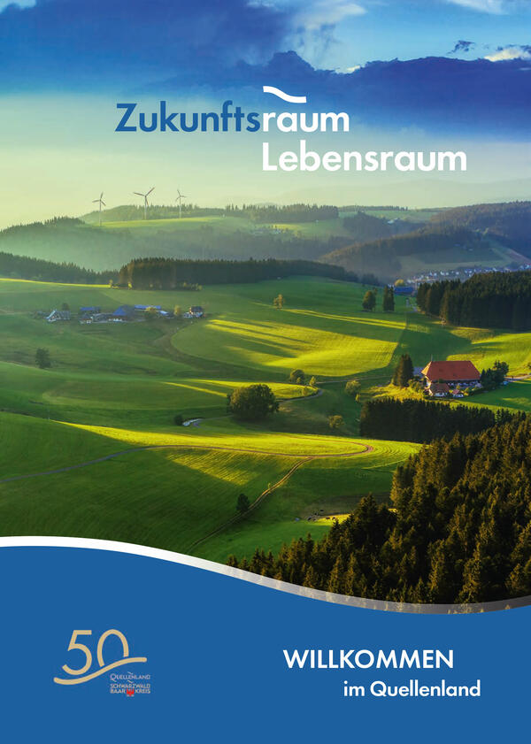 Coverbild "Willkommen im Quellenland". Zu sehen ist eine malerische Landschaft mit Weitblick. In der Ferne sind verschiedene Gebiete des Schwarzwaldes zu sehen. Auf den Hgeln stehend ab und an Windkraftanlagen. Etwas weiter vorne sind idyllische Schwarzwaldhfe zu sehen inmitten saftgrner, frisch gemhter Wiesen.