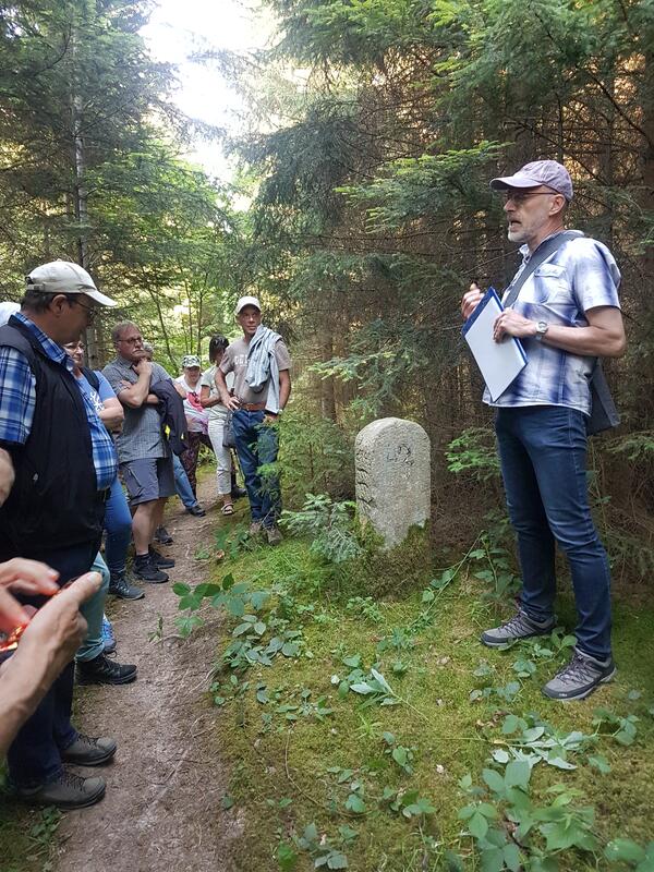 Die Teilnehmer der Grenzwanderung anlsslich des 50-jhrigen Kreisjubilums waren beeindruckt, wie viele Grenzsteine es gibt und wie unterschiedlich sie gestaltet wurden. Vermessungstechniker Jrgen Hils erzhlte bei der Wanderung so manche Geschichte, die bisher noch nicht bekannt war.