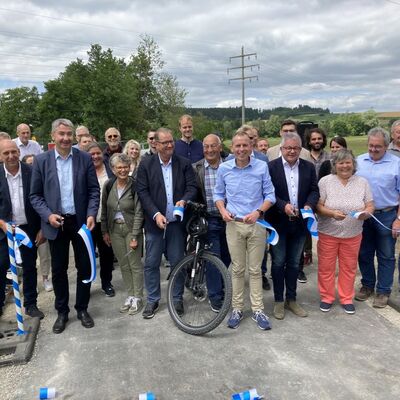 Jetzt fr den Radverkehr freigegeben: der Radweg zwischen Rietheim und Marbach wurde neu ausgebaut. Landrat Sven Hinterseh und Oberbrgermeister Jrgen Roth dankten allen, die Bau beteiligt waren.
