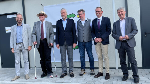 Gruppenfoto vor der Biogasaufbereitungsanlage: (von links) Deilingens Brgermeister Ralf Ulbrich, Landrat Dr. Wolf-Rdiger Michel (Landkreis Rottweil), die BR -Geschftsfhrer Eberhard Ludwig und Martin Handke, Landrat Sven Hinterseh (Schwarzwald-Baar-Kreis) und Landrat Stefan Br.