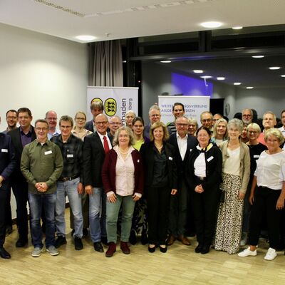 Vorne von links nach rechts: Kerstin Pahlke (Koordinatorin WBV), Dr. Hatem Saleh, Dr. Armin Strobel, Dr. Martina Bischoff (Koordinatorin KWBW Verbundweiterbildung plus), Dr. Paula Hezler-Rusch (Pr�sidentin B�K S�dbaden), Dr. Lioba K�hne, Dr. B�rbel Suroglu, Dr. Karin Todoroff
2. Reihe links nach rechts: Dipl. Kfm. Frank Portenhauser (KV BW), Dr. Gereon Dennebaum, Dr. Adalbert Scherzinger, Dr. J�rg Woll (Vizepr�sident B�K), Dr. Ariane Bucher (Vorsitzende �rztlicher Kreisverein), Prof. Hans-Christian Spangenberg (Direktor Klinik Innere Medizin I, SBK), Dr. Denise Besenfelder, Dr. Christiane Wage-Maisenbacher, Frau Julia Hoffmann (KVBW), Dr. jur. Martin Seuffert (1. Landesbeamter)
3.Reihe: Dr. David Saiger (KWBW Verbundweiterbildung plus), Herr Martin Humbach, Dr. Yvonne Gr�sslin, Dr. Johannes Guhl ( Kreisbeauftragter der KV BW f�r den Schwarzwald-Baar-Kreis), Dr. Christine Hoos, Dr. Volker Isak, Dr. Stefanie Reincke, PD Dr. Matthias Henschen (�rztlicher Direktor SBK)
Letzte Reihe: Dr. jur Martin B�rkle (Gesch�ftsf�hrer B�K S�dbaden), Frau Herta-Maria Potschaske, Dr. Matthias Geiser (Gesch�ftsf�hrer SBK), Dr. Nils Pl�tz, Dr. Richard Fu�, Dr. Eckhard Britsch, Dr. Andreas Hummel, Dr. Peter Hesselbach