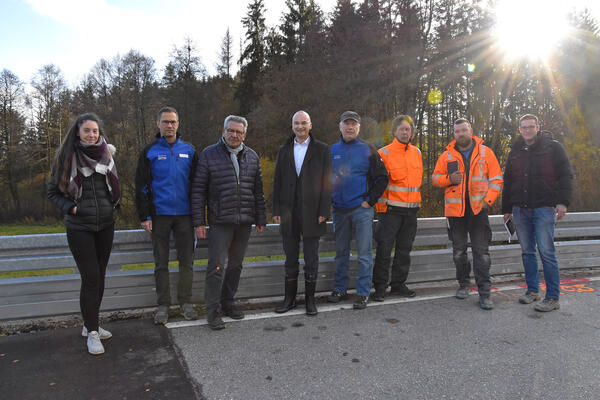 Die Bauarbeiten fr die neue Amphibienschutzeinrichtung an der K 5720 zwischen Sinkingen und Flzlingen sind jetzt abgeschlossen. Der Niedereschacher Brgermeister Martin Ragg und der Fischbacher Ortsvorsteher Peter Engesser nahmen die Arbeiten gemeinsam mit Mitarbeitern des Landratsamtes und der Firma Strabag in Augenschein.