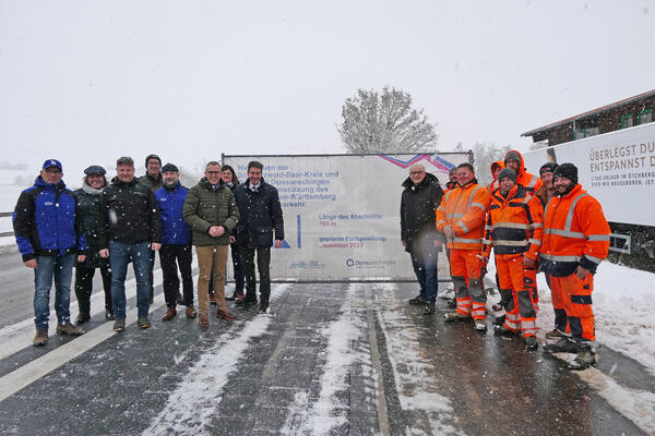 Der 765 Meter lange Radweg entlang der Kreisstrae 5701 zwischen Donaueschingen und Aasen wurde durch Landrat Sven Hinterseh und Oberbrgermeister Erik Pauly fr den Radverkehr freigegeben. Vor allem die Verkehrssicherheit wurde durch den Neubau erhht.