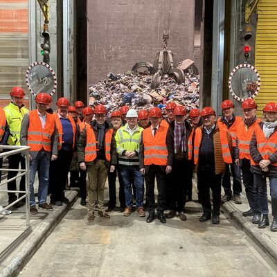 Delegation der Kreisrte vor dem Mllbunker: in der Mitte Landrat Hinterseh mit Betriebsleiter Jolas von der Firma EEW und Dr. Barth, Erster Landesbeamter des Landkreises Breisgau-Hochschwarzwald