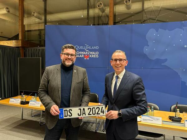 von links nach rechts: Niko Reith und Landrat Sven Hinterseh