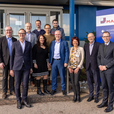 Das Modellprojekt zwischen dem Landratsamt Schwarzwald-Baar-Kreis, der Stiftung Liebenau und der MAICO Elektroapparate GmbH startete 2022. Hier eine Aufnahme beim Besuch der Firma MAICO anlsslich der Unterzeichnung der Kooperationsvereinbarung im vergangenen Jahr. In der Zwischenzeit sind sechs Menschen mit Behinderungen bei der Firma MAICO beschftigt und die ersten Erfahrungen konnten gesammelt werden.