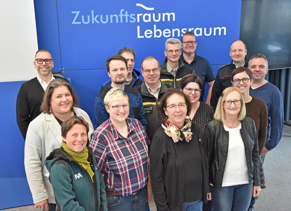Einen fachlichen Austausch zum Thema Wasser gibt es im Landratsamt seit 2018. Initiiert durch das Ordnungsamt treffen sich regelmig Vertreterinnen und Vertreter des Amtes fr Umwelt, Wasser- und Bodenschutz, des Gesundheitsamtes, des Kreisforstamtes sowie des Forstamtes der Stadt Villingen-Schwenningen, des Landwirtschaftsamtes, der Firma aquavilla, der Wasserwerke Donaueschingen und der Stadtwerke Villingen-Schwenningen. Hier mit Dr. Heike Puhlmann von der Forstlichen Versuchs- und Forschungsanstalt Baden-Wrttemberg, die zum Thema Wasserspeicher Wald: Potentiale fr den dezentralen Wasserrckhalt ausfhrte.