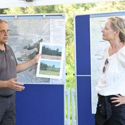 Projektleiter Thomas Kring erlutert der Ministerin fr Umwelt, Klima und Energiewirtschaft des Landes Baden-Wrttemberg Thekla Walker anhand der Vorher-/ Nachherfotos die Entwicklung der Birken.