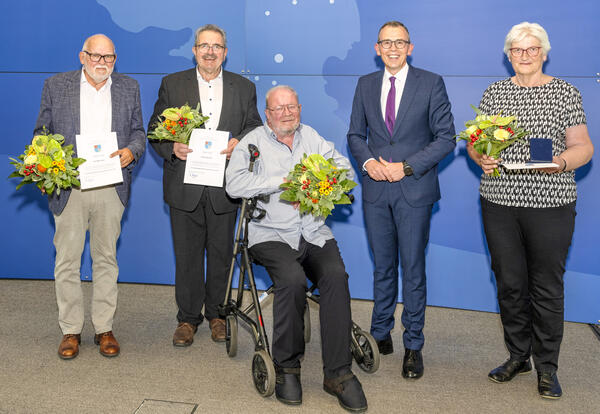 Landrat Sven Hinterseh ehrte (v. l.) die Kreisrte Edgar Schurr, Karl Rombach, Dr. Karl-Henning Lichte und Adolf Baumann, dessen Ehefrau Angelika die Ehrung entgegennahm, mit der Verdienstmedaille des Schwarzwald-Baar-Kreises in Gold. Sie haben im Kreistag vier und mehr Wahlperioden vollendet. (Bildquelle: Wilfried Dold)