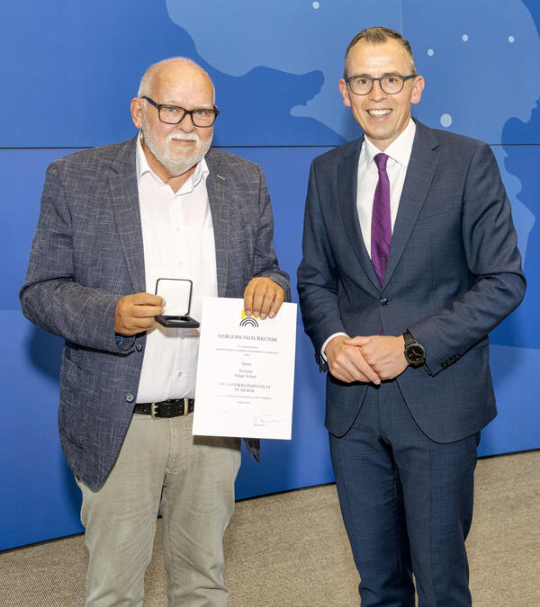 Edgar Schurr wurde mit der Verdienstmedaille des Landkreistages Baden-Württemberg in Silber für über 30 Jahre Kreistag durch Landrat Sven Hinterseh geehrt. (Bildquelle: Wilfried Dold)