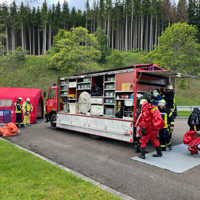 Schadensereignisse mit Chemikalien oder Gefahrgtern bedrfen einer speziellen Ausrstung. Hier-fr greift der Landkreis auf die Einheit des Gefahrgutzuges zurck. Dieser gliedert sich in drei Ein-satzmodule: 
-	Fachgruppe Chemie mit dem Gertewagen Gefahrgut (GW-G). Dieses Fahrzeug (Bild 2) ist mittlerweile in die Jahre gekommen, weshalb der Ausschuss fr Umwelt und Technik bereits 2023 einer Ersatzbeschaffung zugestimmt hat. Das neue Fahrzeug wird 2025 der Einheit bergeben.
