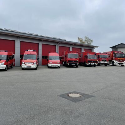 Diverse Katastrophenschutzfahrzeuge (Bund und Landkreis) vor der Fahrzeug- und Logistikhalle des Landkreises in Hfingen.