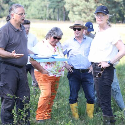Thomas Kring, Leiter des Naturschutzgroprojektes im Gesprch mit der Ministerin fr Umwelt, Klima und Energiewirtschaft Thekla Walker.