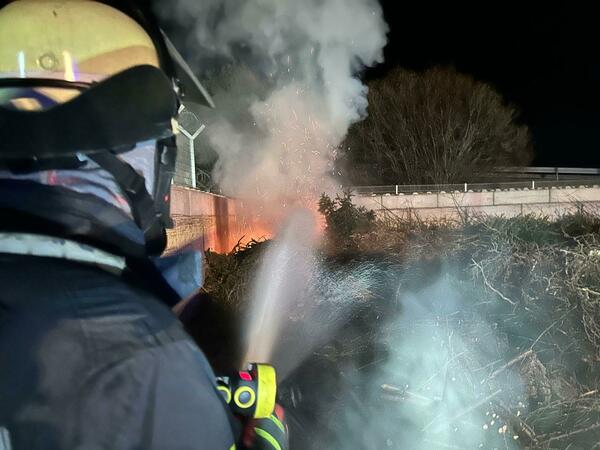 Brand des Grnguts wird gelscht